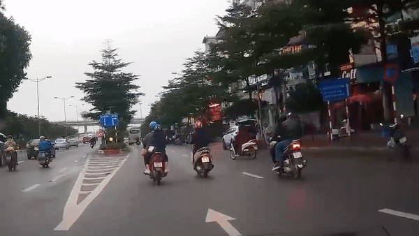 Nguoi phu nu di xe may gap nan vi sang duong au hinh anh