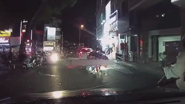 Be trai nga tu xe may suyt bi oto dam hinh anh