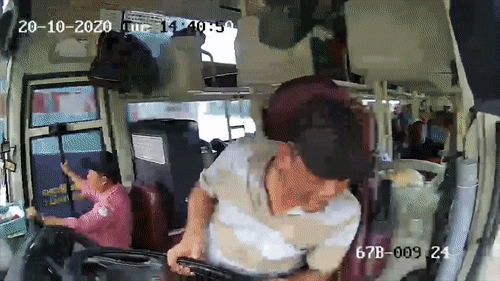 Danh lai tranh 2 me con sang duong au, xe khach lat ngang hinh anh