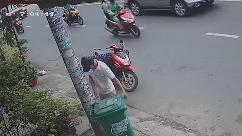 Nguoi dan ong trom thung rac hinh anh