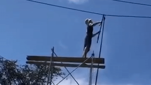 Nguoi dan ong ke gian giao de cat day dien hinh anh