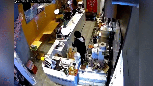 Lon rung lao vao cua hang khien nhan vien thao chay hinh anh