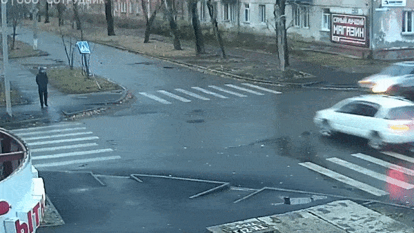 Hai oto va cham manh tai nga tu o Nga hinh anh