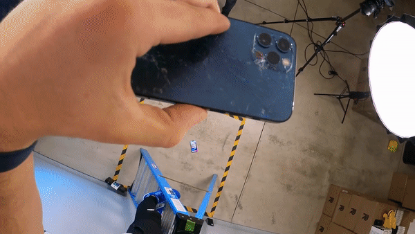 iPhone 12 co bi vo khi roi o do cao 3 m? hinh anh