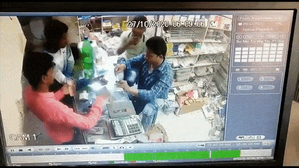 Dien thoai bat ngo phat no tai cua hang hinh anh