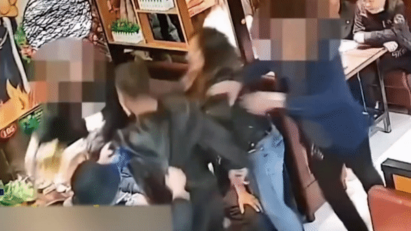 Nguoi dan ong hat nuoc lau vao nguoi khac o nha hang Trung Quoc hinh anh