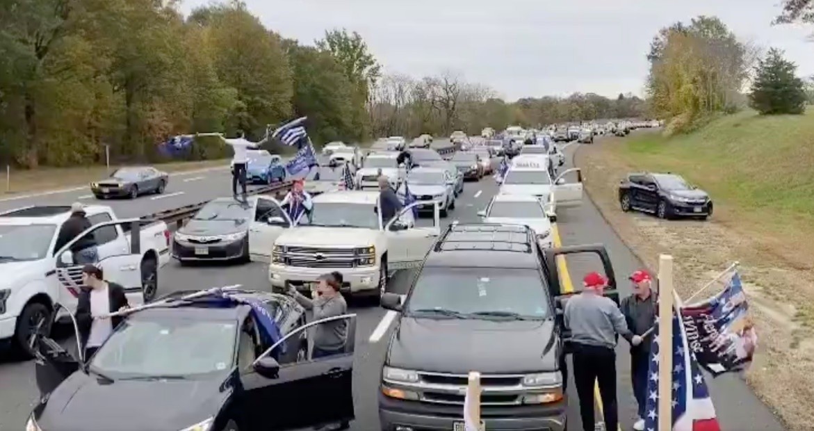 Nguoi ung ho ong Trump chan cau va cao toc o New York hinh anh