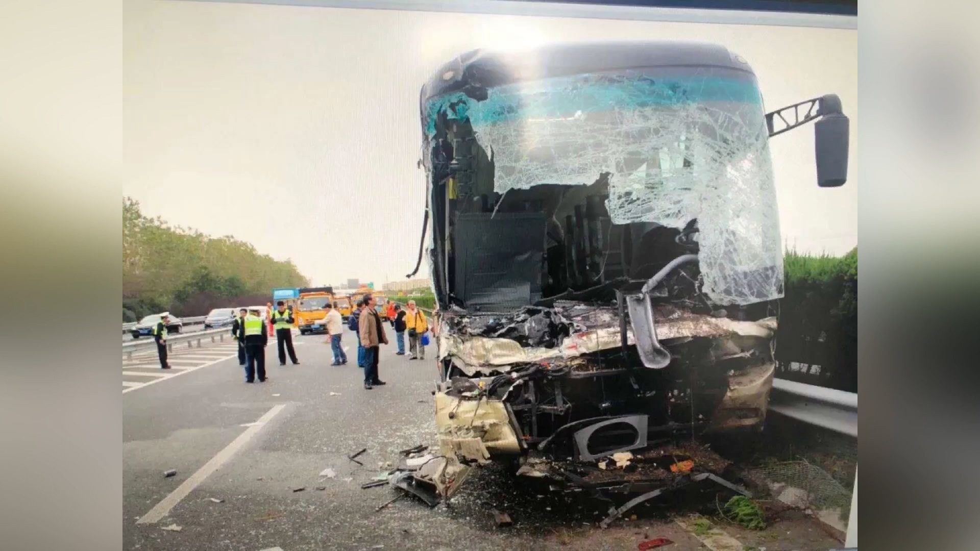 Tai xe dung dien thoai khien xe khach tong xe tai o Trung Quoc hinh anh