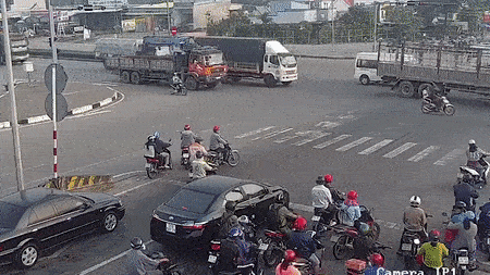 Xe container tong hang loat phuong tien dang dung cho den do hinh anh