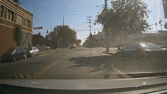 Xe ban tai vuot den do bi oto dam lat nghieng hinh anh