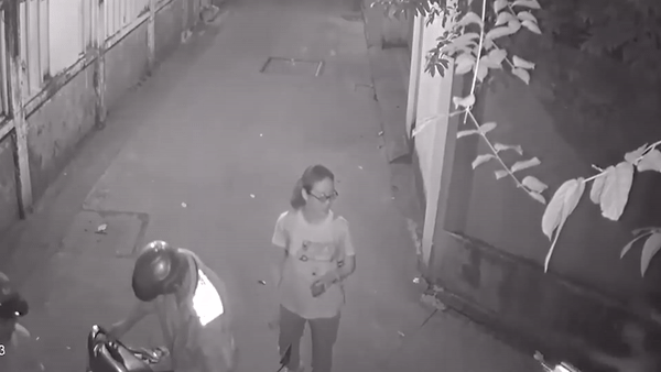 Co gai bi giat dien thoai o TP.HCM hinh anh