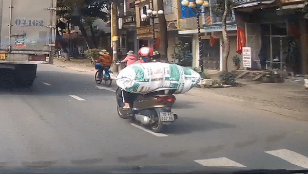 Xe may cho hang cong kenh gay tai nan cho xe khac hinh anh