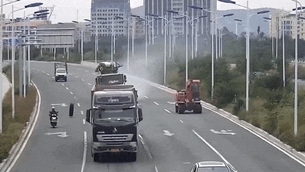 Lop roi ra tu xe tai vang trung xe may o Trung Quoc hinh anh