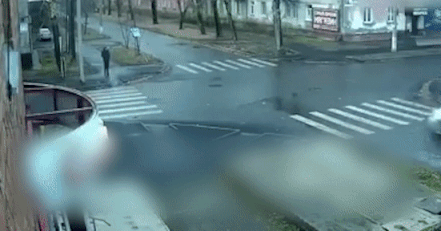 Nguoi di duong may man thoat nan sau vu va cham cua 2 oto hinh anh