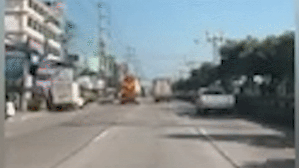 Xe tai bi bung cua thung khi dang chay hinh anh