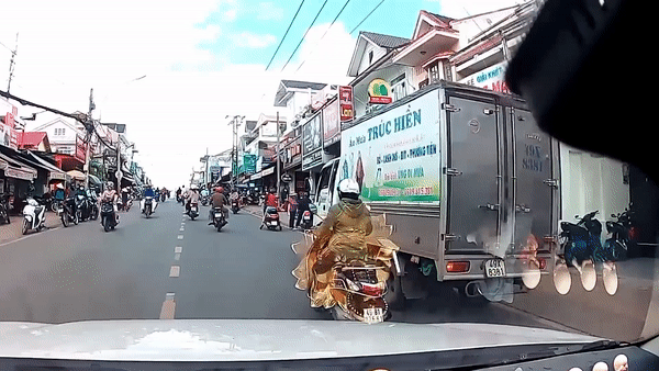 Tai xe xe tai mo cua khong quan sat gay tai nan cho xe may hinh anh