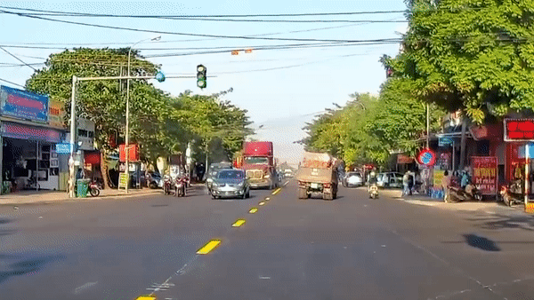 Gach tu xe tai do xuong duong suyt vang trung xe may hinh anh