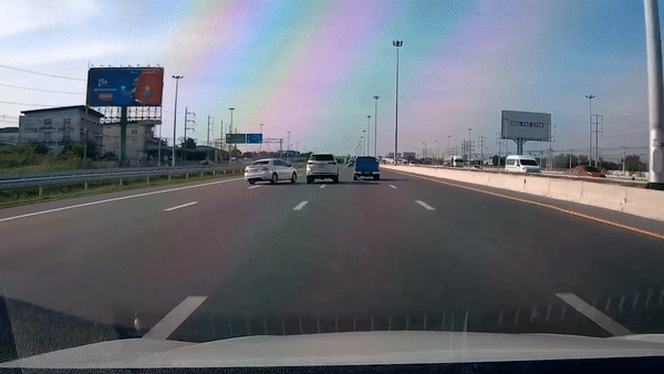 Oto dam vao xe khac roi lao vao rao chan tren cao toc hinh anh