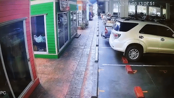 Tai xe dap nham chan ga, oto lao vao cua hang o Thai Lan hinh anh