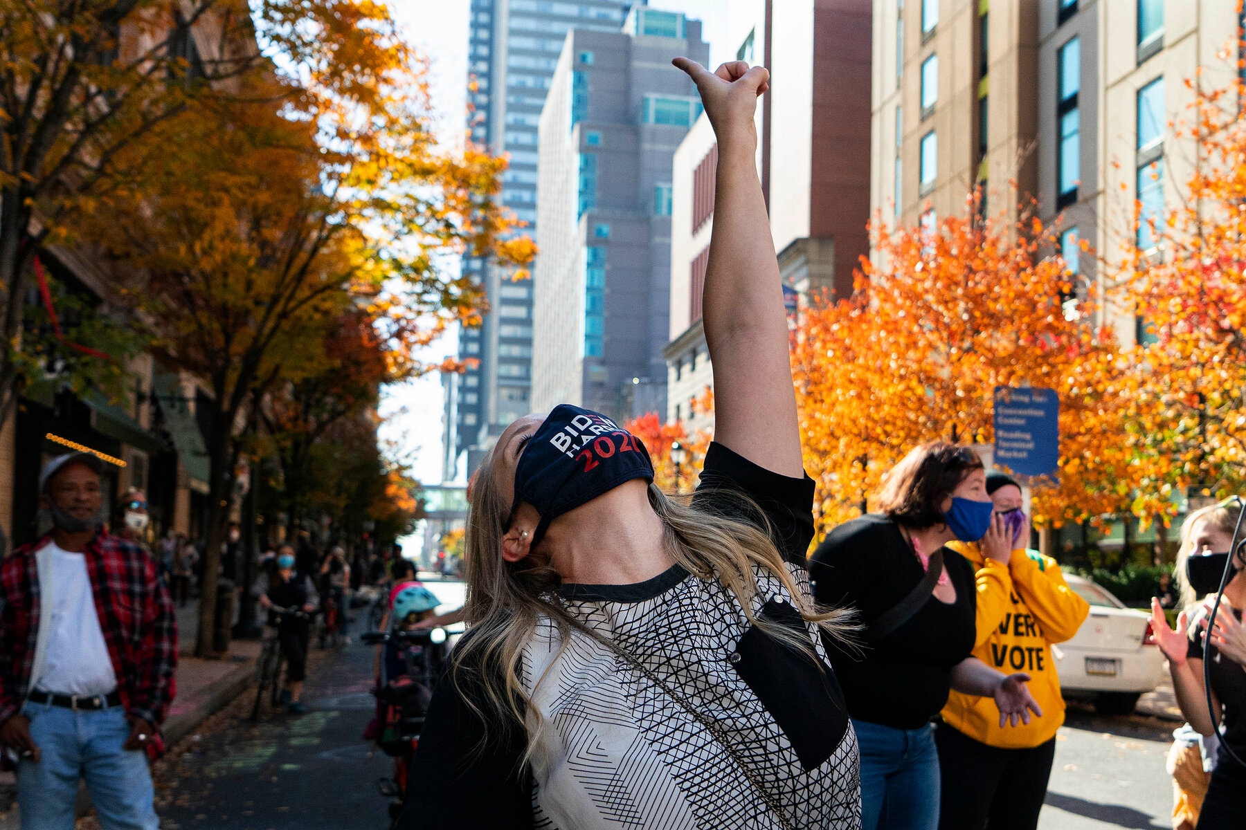 Zing tu My: Nguoi ung ho ong Biden tai New York tran ra duong an mung hinh anh