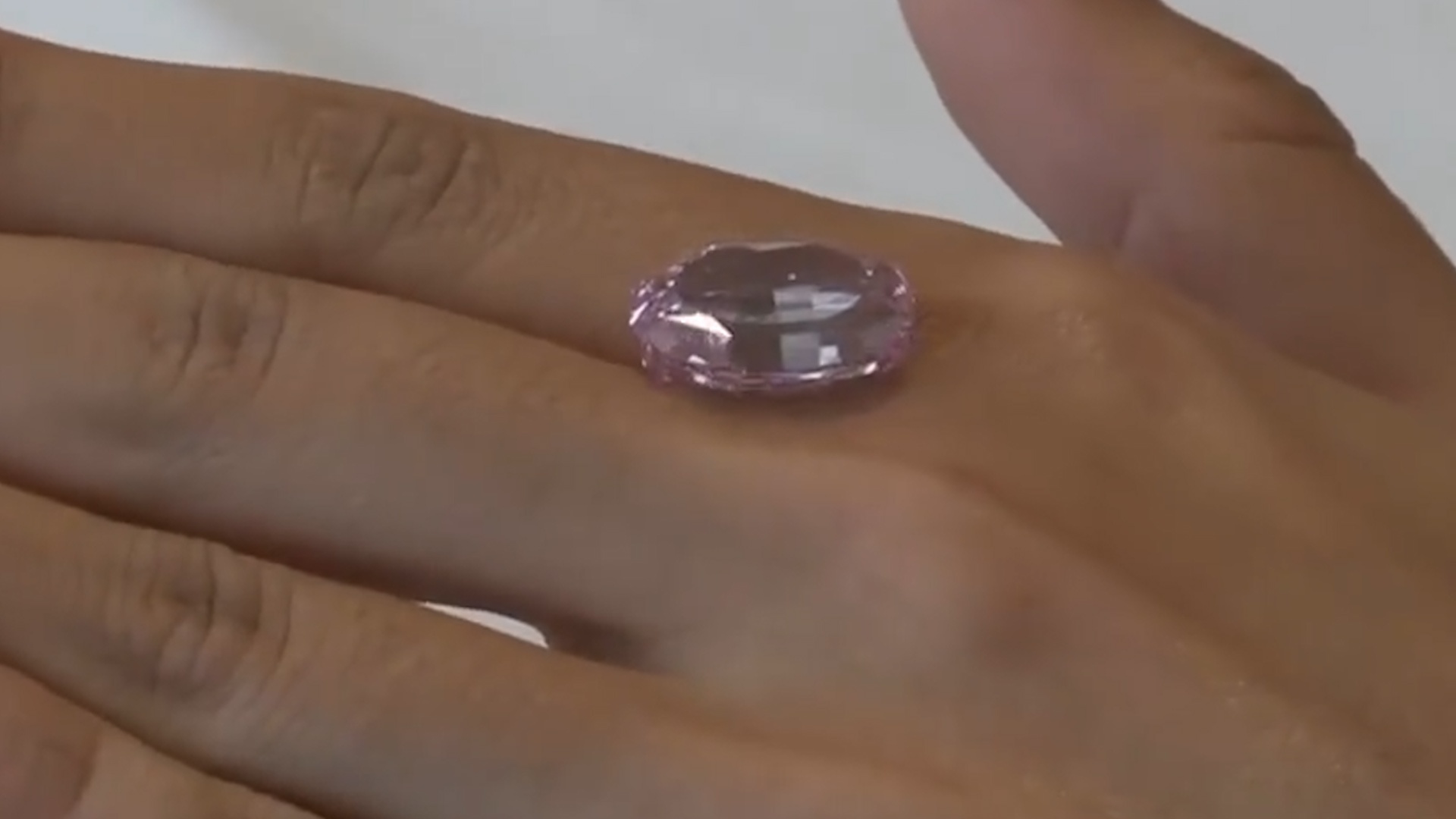 Vien kim cuong hong lon nhat the gioi hinh anh