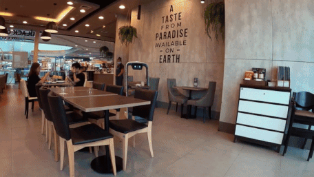 Quan ca phe su dung robot phuc vu thuc uong cho khach hinh anh