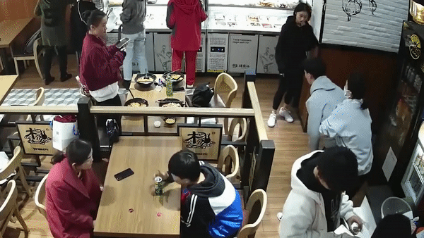 Giai cuu nam sinh gap su co trong nha hang o Trung Quoc hinh anh