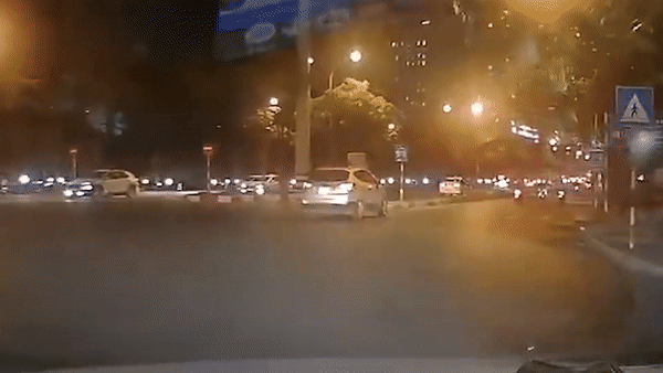 Oto lao len dai phan cach dam do cot bien bao hinh anh