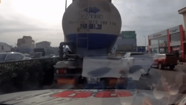 Xe bon troi lui vao dau oto hinh anh