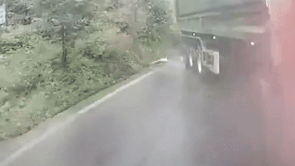 Xe container mat lai gay tai nan lien hoan hinh anh