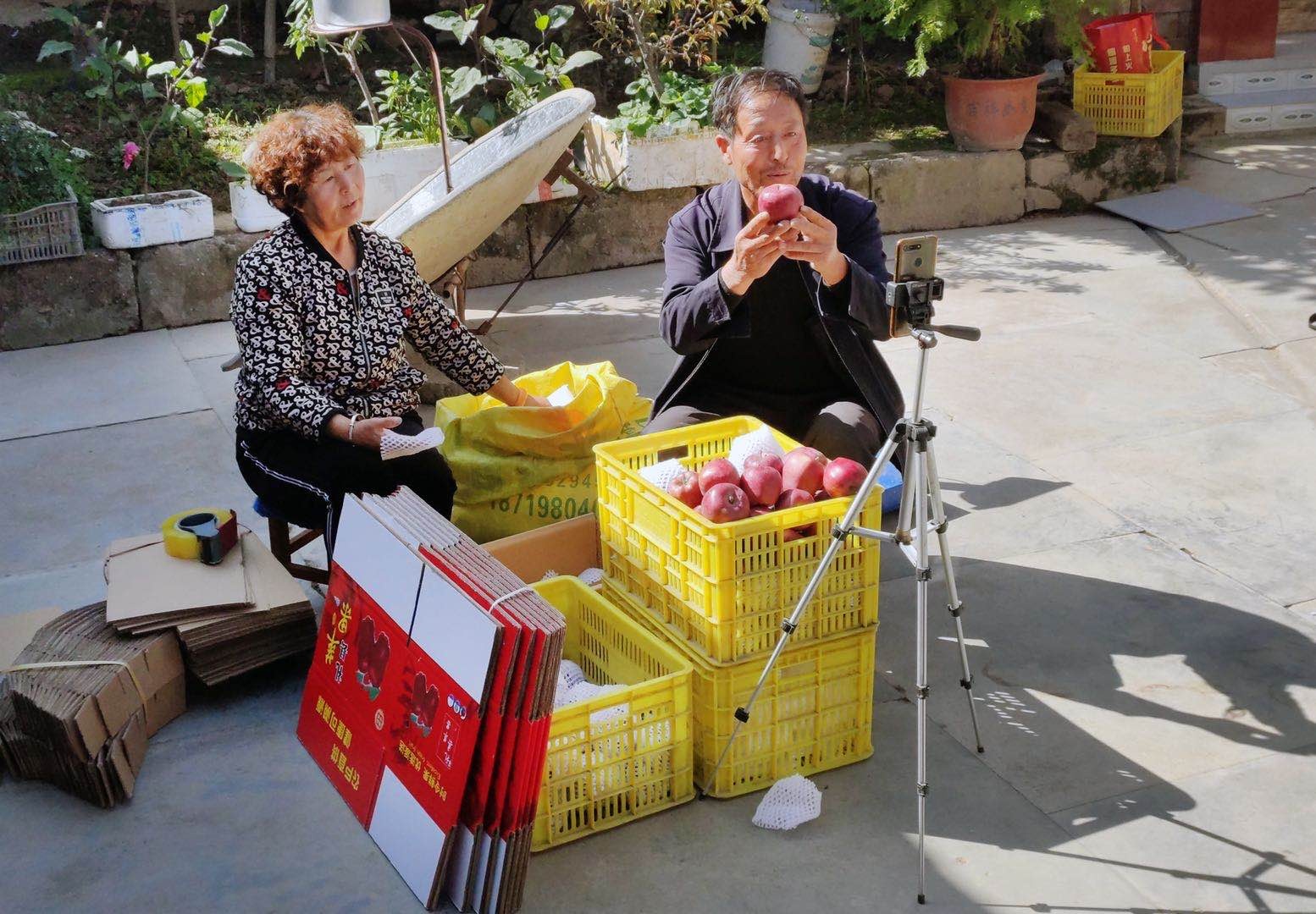 Nong dan Trung Quoc ban tao nhu Apple ra mat iPhone hinh anh