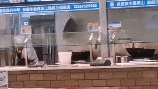 Nhan vien cang tin nhung cay lau nha vao chao bep o Trung Quoc hinh anh