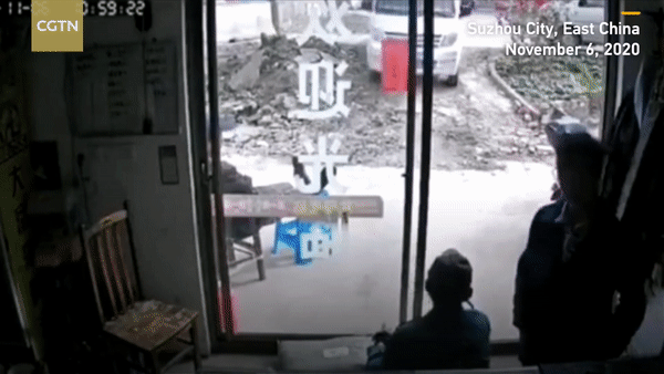 Tai xe quen keo phanh tay, oto truot doc dam vao cua hang hinh anh