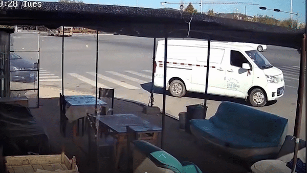 Xe tron be tong mat lai can bep oto, tai xe may man thoat chet hinh anh