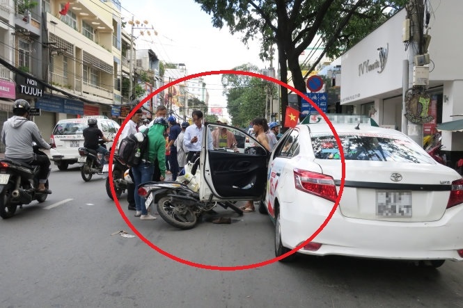 Tai xe mo cua oto khong an toan se bi tuoc bang lai hinh anh
