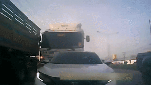 Xe tai dam vao oto gay tai nan lien hoan hinh anh