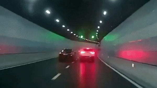 Oto tat dau xe khac trong ham o Trung Quoc hinh anh