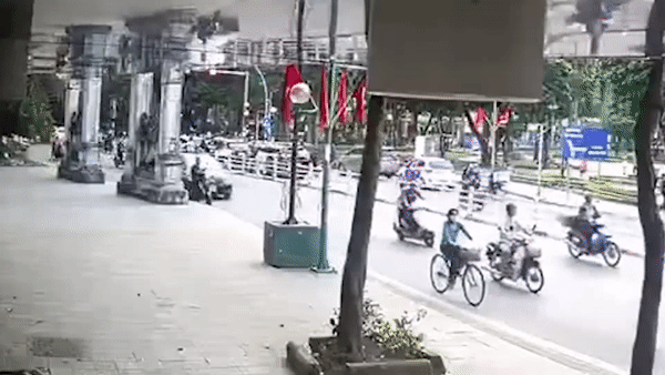 Oto lao vao sat via he roi dam vang xe may o Ha Noi hinh anh