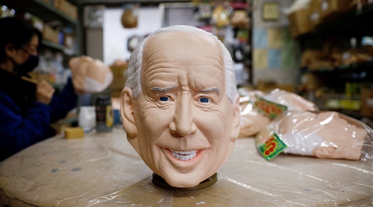 Mat na ong Joe Biden dat khach tai Nhat Ban hinh anh