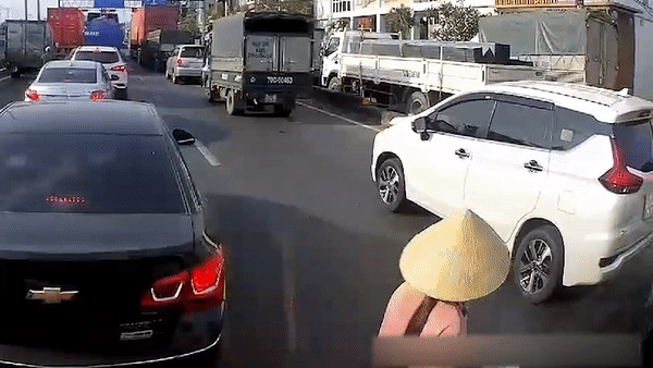 Xe may dam nga nguoi di bo roi lao vao oto hinh anh