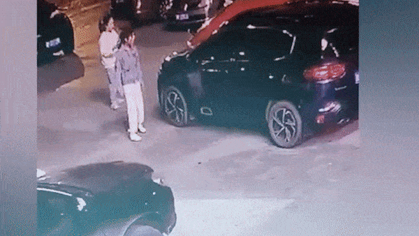 Nguoi phu nu dap va cao xuoc oto o Trung Quoc hinh anh