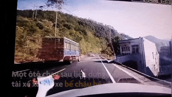 Xe container phanh chay lop tranh chau be nam giua duong hinh anh