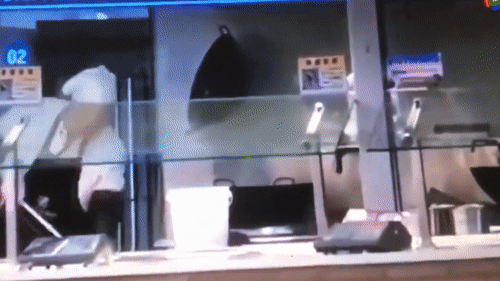 Nhan vien nhung cay lau nha vao chao nau thuc an cho sinh vien hinh anh