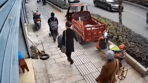 Oto dam vang xe ba banh vao 2 nguoi di duong hinh anh