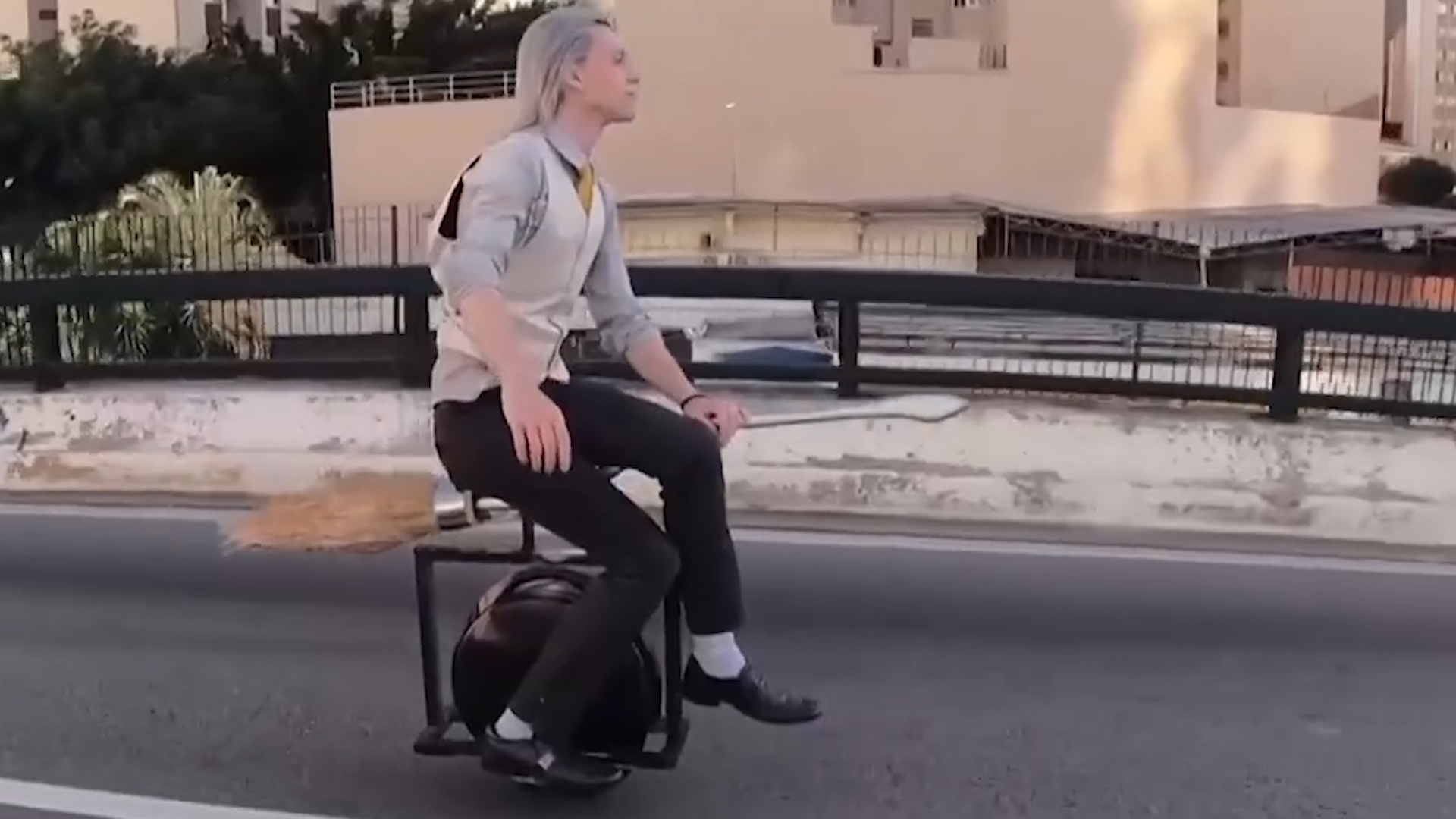 Thanh nien cuoi 'choi than' giong Harry Potter hinh anh