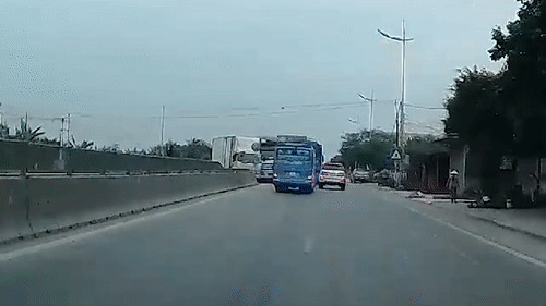 Tranh xe container, oto tai huc vang dai phan cach hinh anh