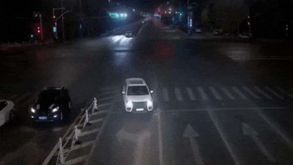 Tai xe ngu gat lai oto chay nguoc chieu o Trung Quoc hinh anh