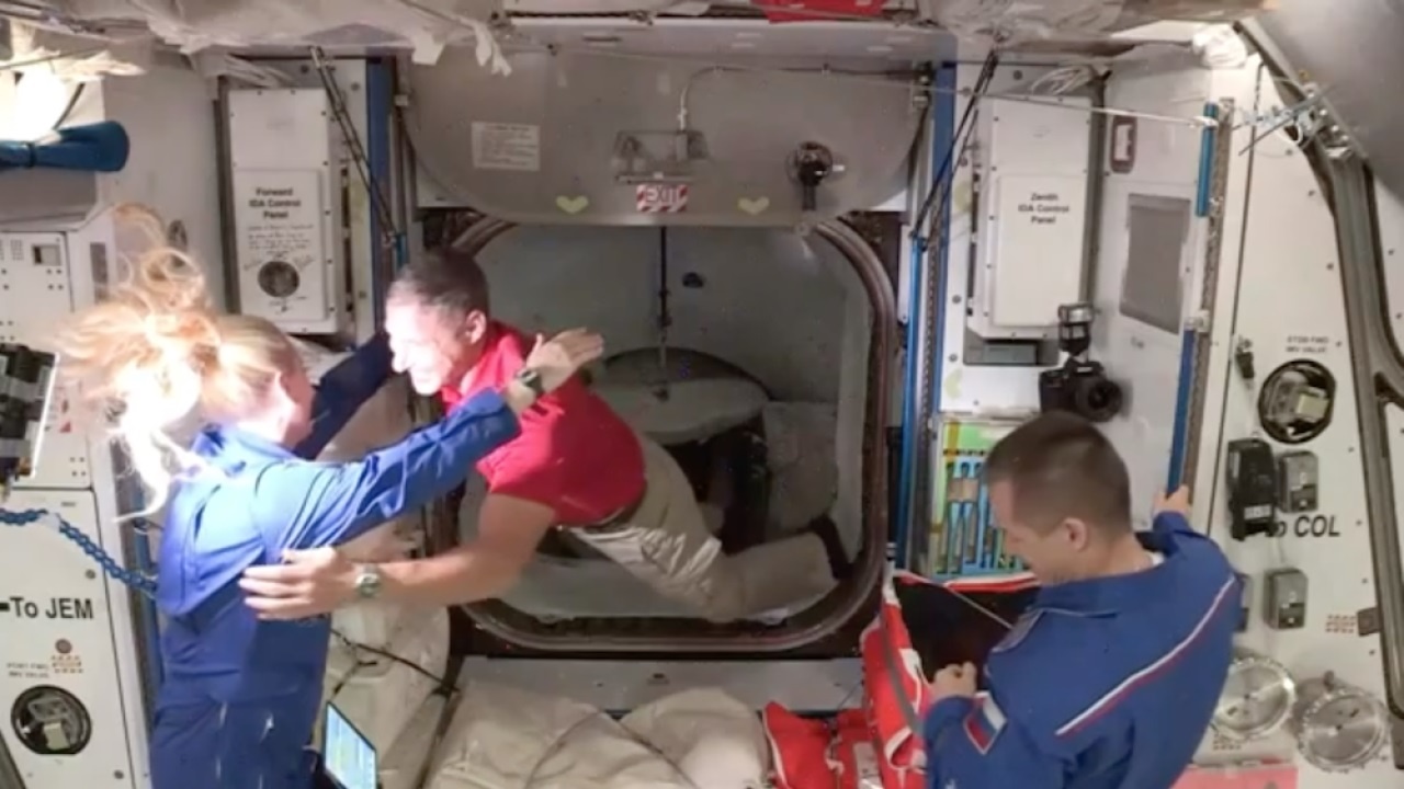 Phi hanh gia mang theo bup be len tram ISS hinh anh