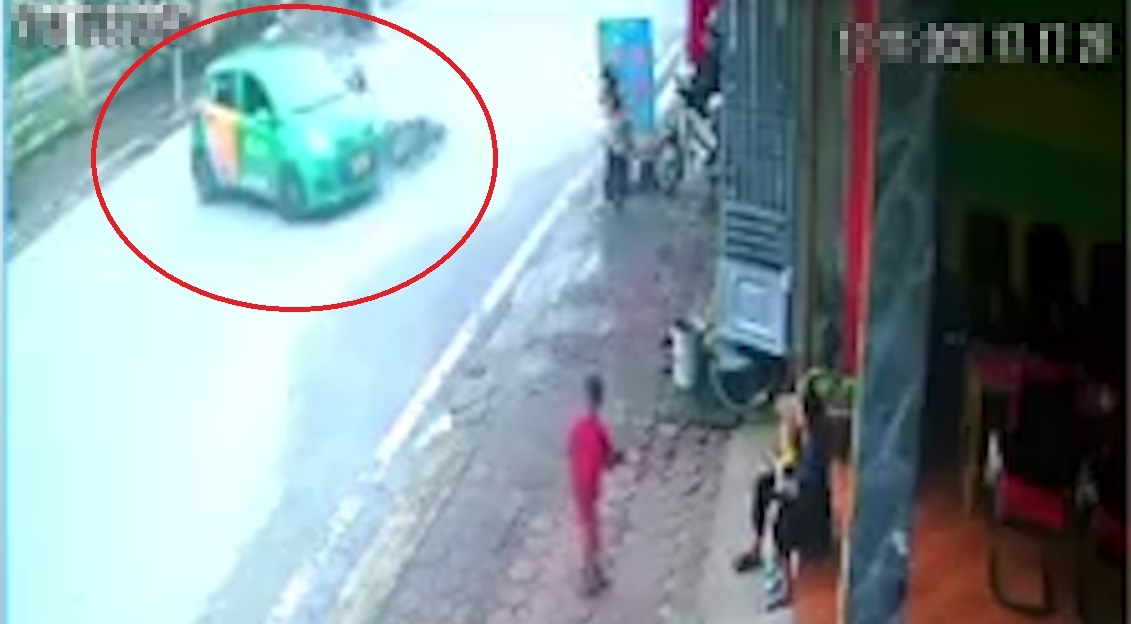 Xe may phong nhanh dam vao xe taxi hinh anh