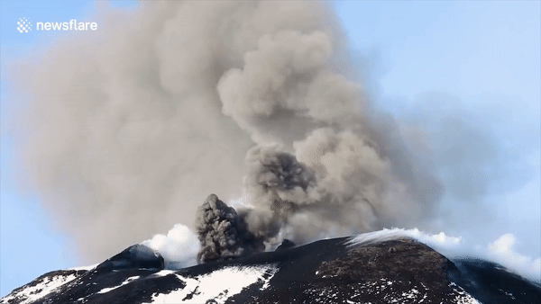 Khoanh khac nui lua Etna phun trao luc hoang hon o Italy hinh anh